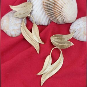 Elegant Gold Leaf Earrings M455
